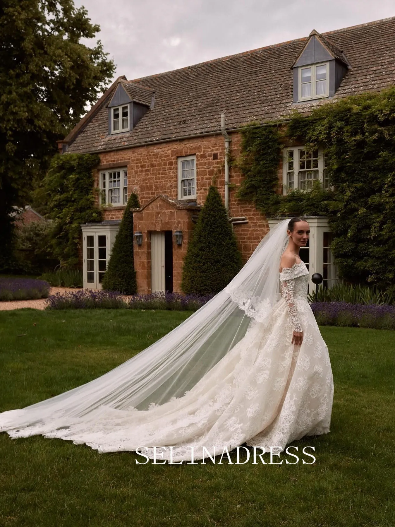 Off-the-shoulder Lace Wedding Dresses Rustic Long Sleeve Wedding Gowns XS004