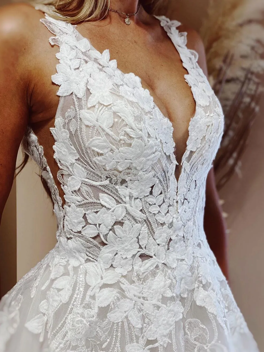 V Neck A Line Ball Gown Wedding Dress Appliqued Lace Wedding Gown WD1909